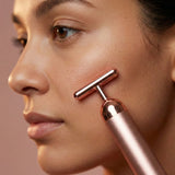 Masajeador Facial Beauty Bar Holy en uso sobre rostro aplicando movimientos ascendentes para efecto lifting