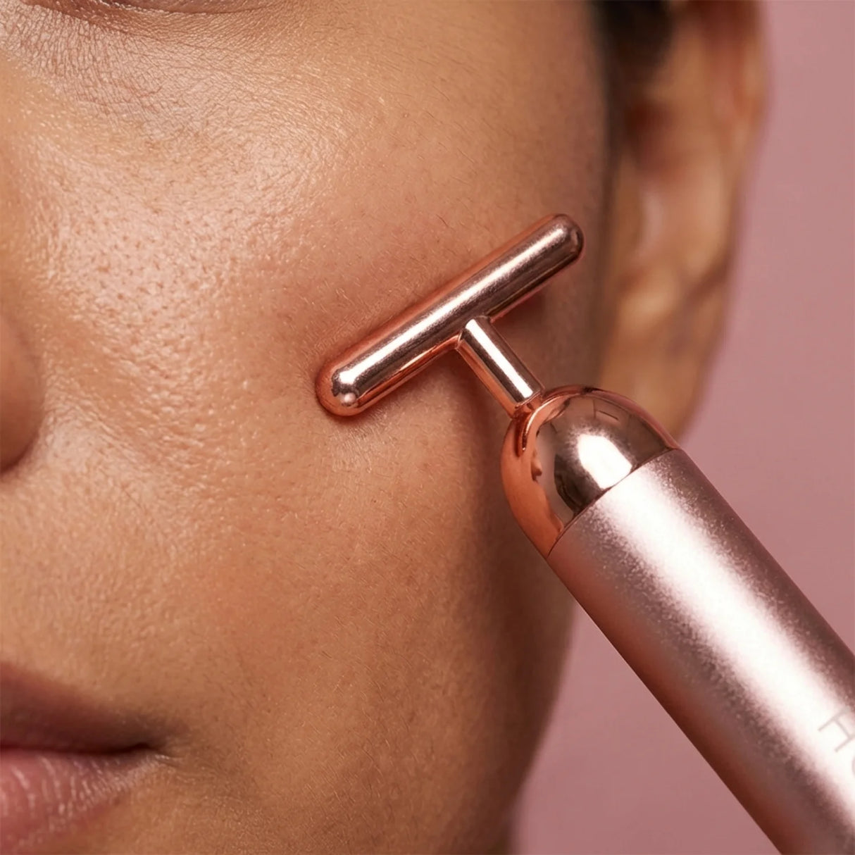 Masajeador Facial Beauty Bar Holy con batería AA y diseño ergonómico portatil para skincare diario