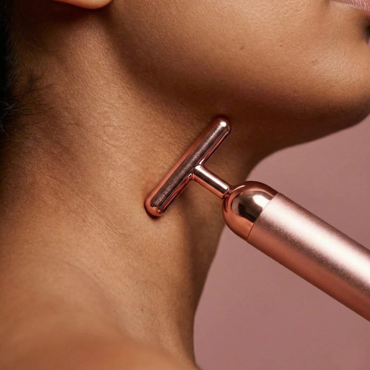 Cabezal en forma de “T” del Masajeador Facial Beauty Bar Holy para contorno de ojos, mejillas y mandíbula